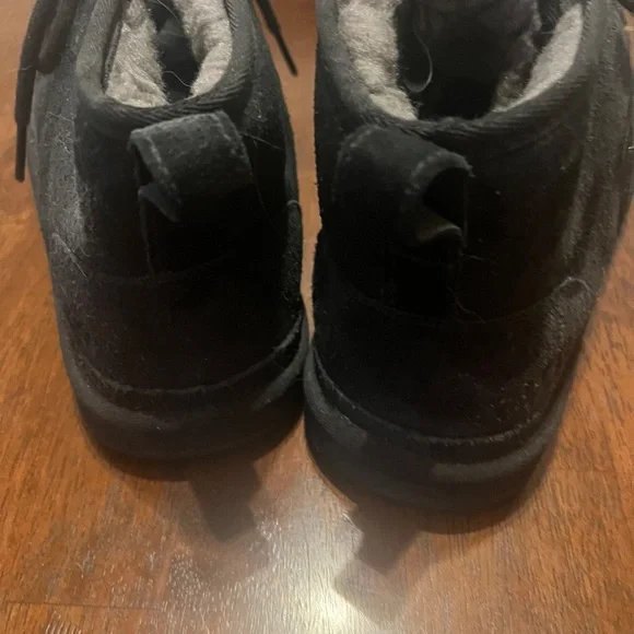 UGG Neumel boots- size 7 (fits women size 8) - Picture 3 of 5